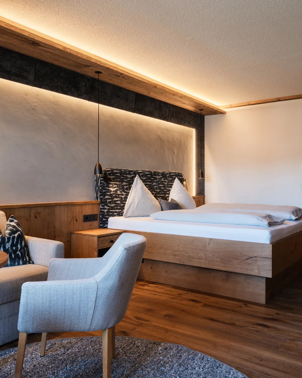 modernes hotelzimmer mit holzmobeln doppelbett und gemutlicher sitzecke